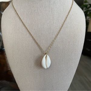 The cutest little gold shell necklace 🐚💕